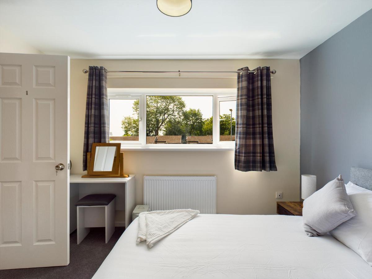 247 Serviced Accommodation In Telford- 3Br House Exterior photo